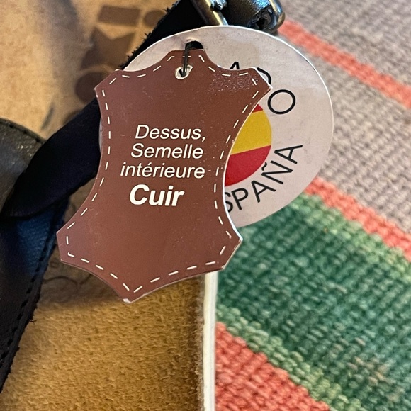 ixoo T strap black leather sandals. Cork footbed with 1/2 inch platform. Size 38 - Picture 5 of 9